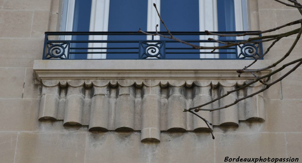 Sur les alèges de fenêtre, frise en dégradé et en barres de chocolat .