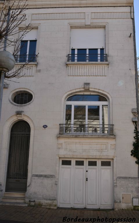 Construite en 1933 architecte Playoult. Façade totalement géométrisée avec barres de chocolat .