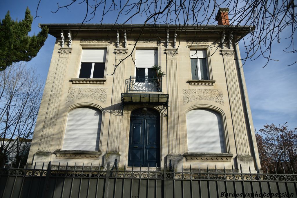 Construite en 1932 par les entrepreneurs Barlan et Fils. Maison d’angle en retrait dans jardin comme les hôtels particuliers du XVIIIe. 