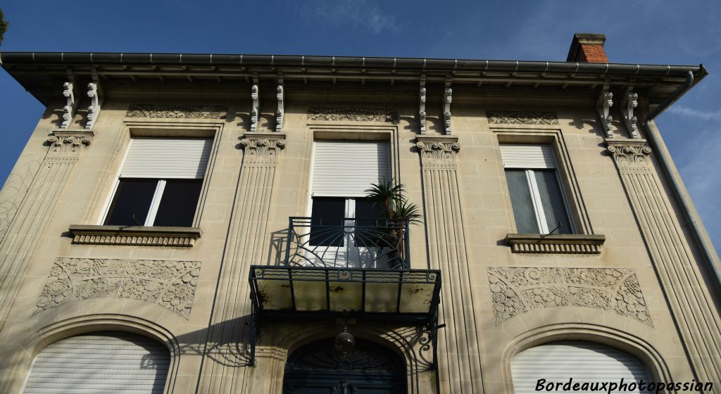 Pergola dans le style, façade rythmée par les 4 pilastres pas stylisés. 