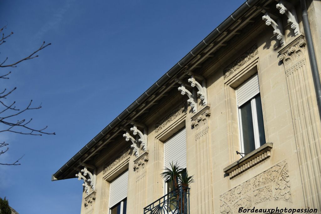 Maison avec aspect balnéaire (toits arcachonnais débordants avec aisseliers .