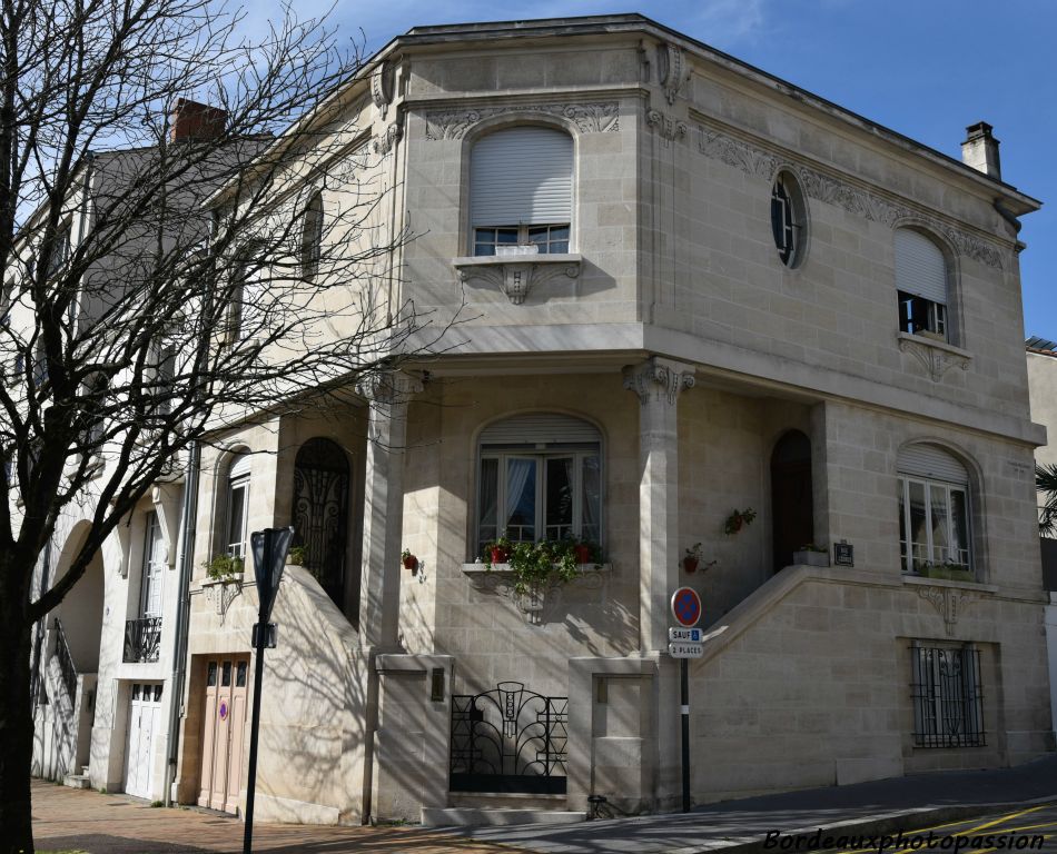 Construite en 1934 par l’entrepreneur Darchand. Cette autre maison d’angle possède un  traitement convexe et complexe. Double escalier extérieur par symétrie.