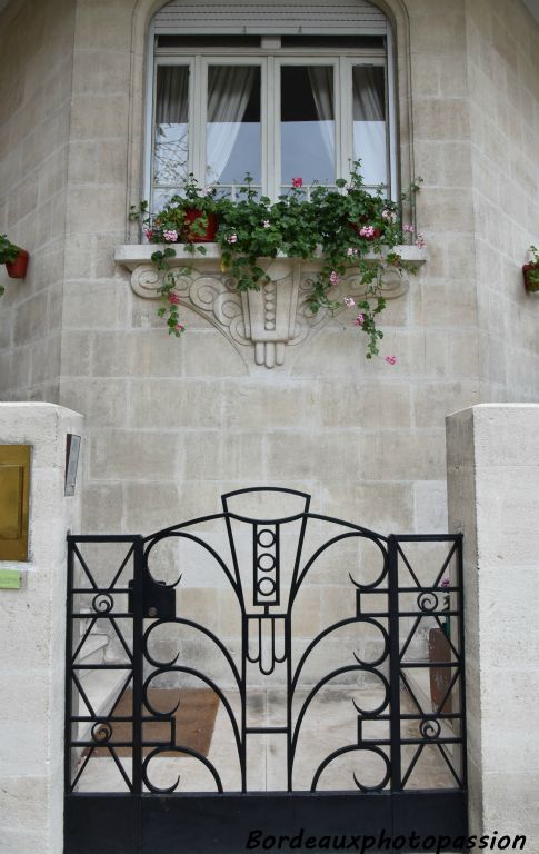 Même motifs décoratifs à 3 boules dans la pierre, sur les portes et sur les ferronneries.