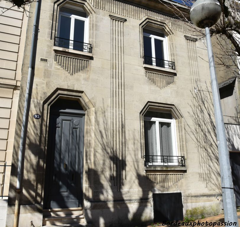 Construite en 1933 par l’architecte Fonteyraud.  Géométrisation de la façade rythmée par des pilastres cannelés semblables aux barres de chocolat de la frise et des fenêtres.