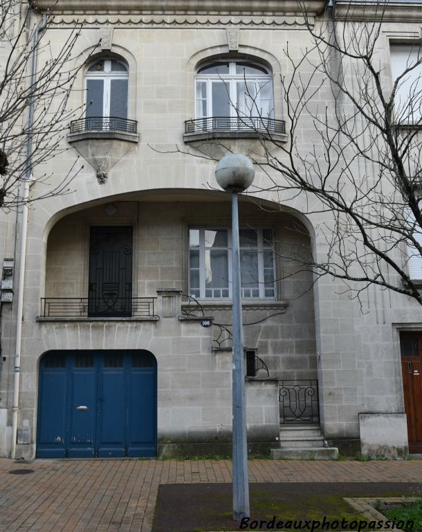 Entrepreneur Barlan. Traitement de l’escalier extérieur sur auvent, géométrisation poussée (corbeilles). Autorisation de voirie en 1930 et construction en 1940 !