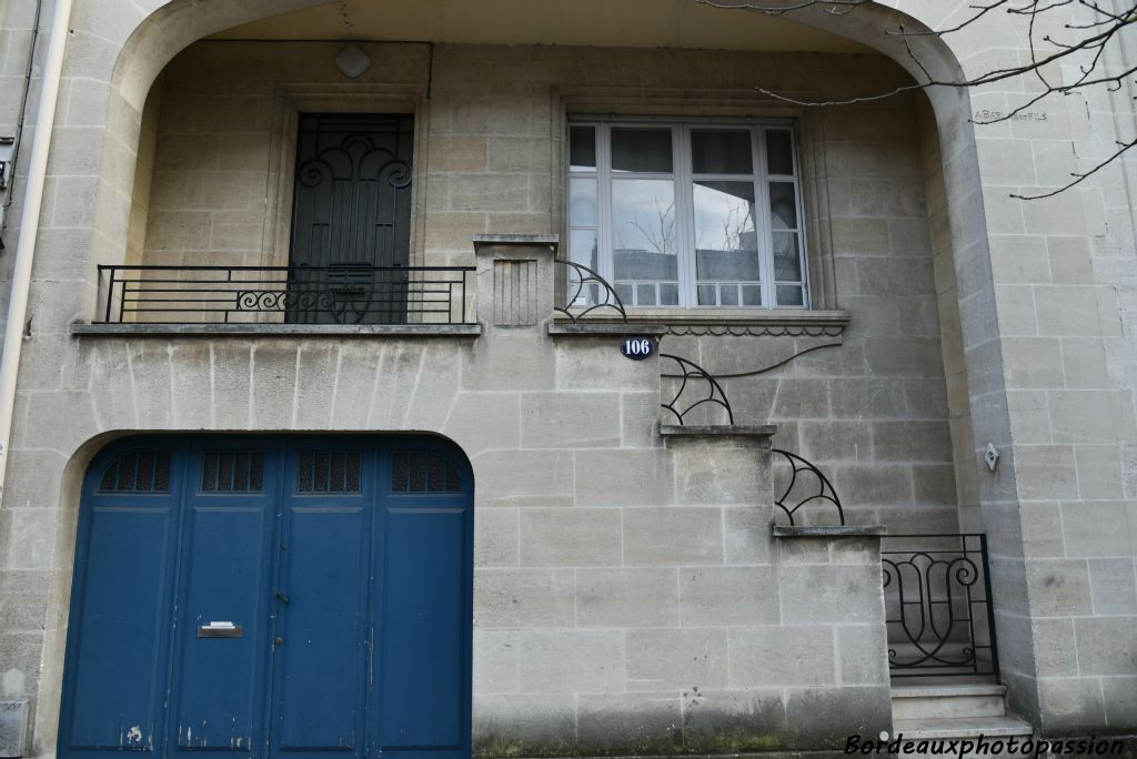 Ferronnerie courbe en éventail. Porte de garage avec courbes en réponse.