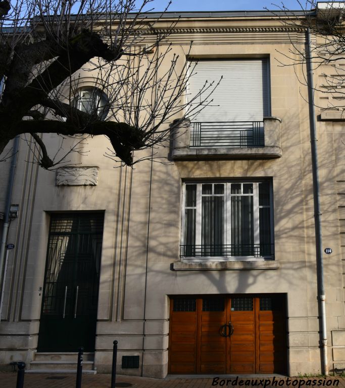 Décoration géométrique sobre et élégante et petit décor subsistant au-dessus de la porte.