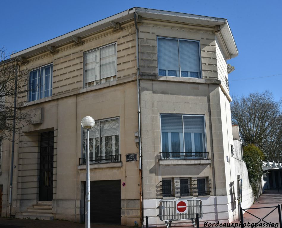 Construite en 1936 par l’entrepreneur Jean Pichon. En angle avec la rue Léo saignat. Différence entre les deux premiers niveaux et le 3e dont les murs sont construits en petit appareil « barlong ». 
