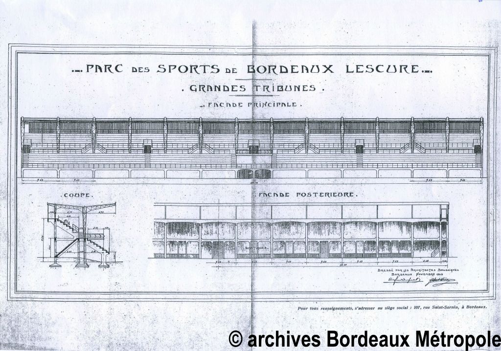 Deux tribunes principales soutenues par des piliers.