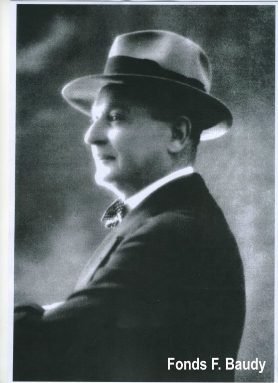 Portrait de  Cyprien Alfred-Duprat (Arcachon en 1876 - Bordeaux en 1933). Cet architecte bordelais, formé par son père réalisera aussi la maison cantonale de La Bastide.