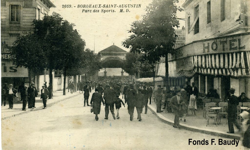 L'entrée principale de ce stade-vélodrome se situait dans l'avenue de la Côte d'Argent en 1923. Cette rue deviendra avenue Maurice-Martin en 1946.