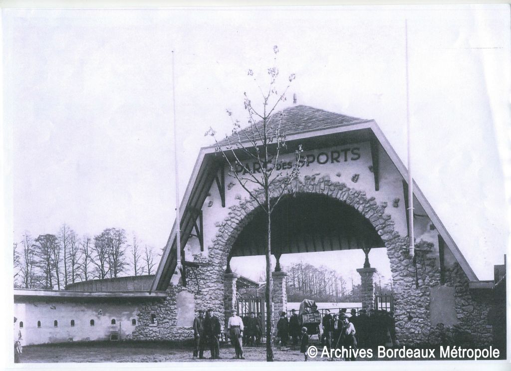 La capacité du stade était  de 10 000 places assises.