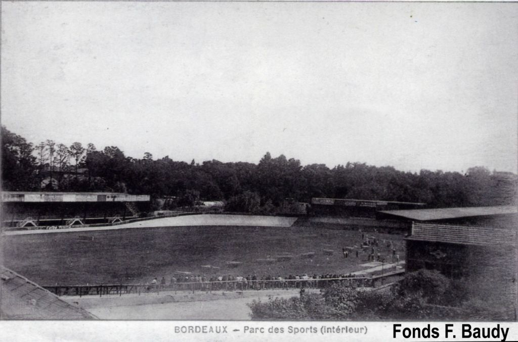 Les angles entre les tribunes étaient réservés aux spectateurs debout. En 1931, 1er passage du Tour de France à Bordeaux. En 1933 des milliers de spectateurs forceront les portes pour assister à l'arrivée de l'étape remportée par André Leducq.