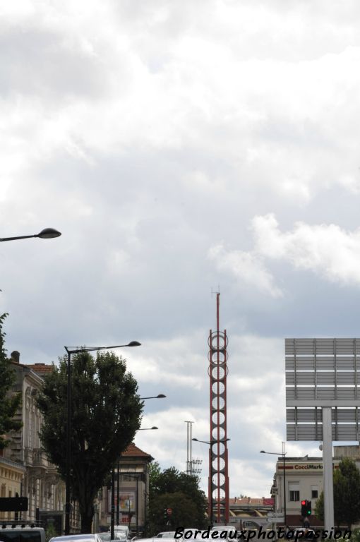Pour y accéder, l'architecte Raoul Jourde placera un signal visible dans l'axe des boulevards.