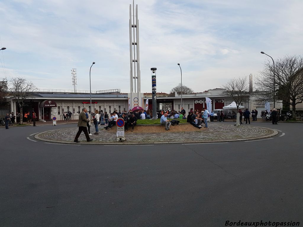 Une autre entrée se trouve place Johston à mi-parcours de l'avenue du parc de Lescure. C'est l'architecte-ingénieur Jacques d'Wells qui fut chargé de cette entrée.