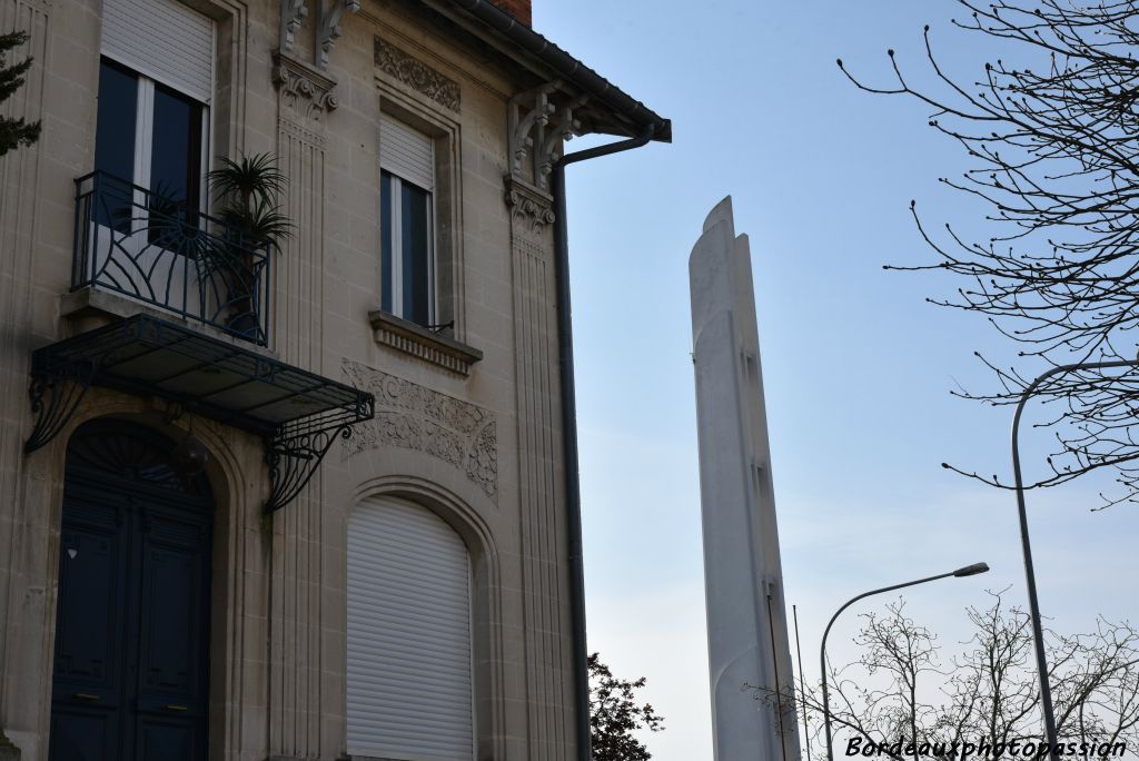 Ce signal domine le lotissement Art Déco construit entre les deux guerres.
