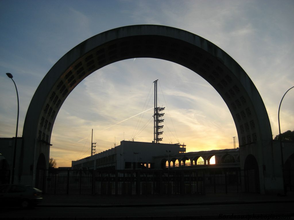 Autre entrée monumentale créée par J. d'Welles, après avoir repris le chantier à Jourde. Elle donnait sur le boulevard Antoine Gautier devenu boulevard du maréchal Leclerc.