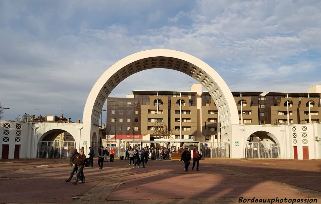 L'arc monumental franchi, les spectateurs arrivent dans la cour d'honneur où d'Wells a marqué son style.