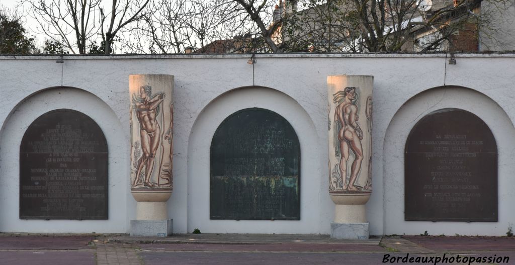 Des vases giganstesques en mosaïque font allusion à l'Antiquité. Ils séparent les plaques commémoratives.