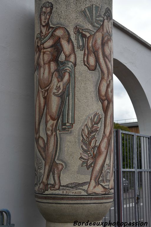 Ces athlètes nus se retrouvent sur 4 vases placés sur les côtés de la cour afin de ne pas gêner l'entrée des spectateurs.
