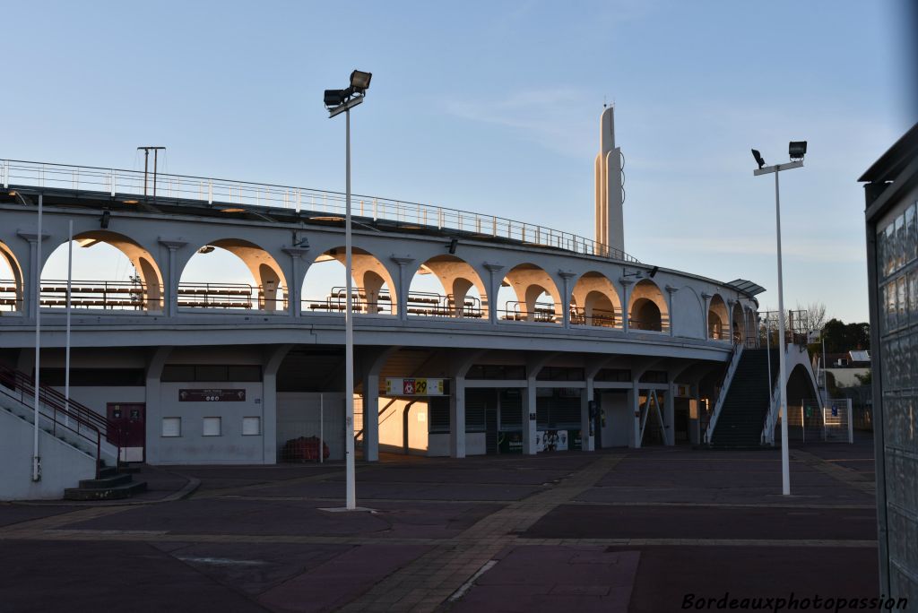 Les courbes des passages dans les tribunes captent parfaitement le soleil.