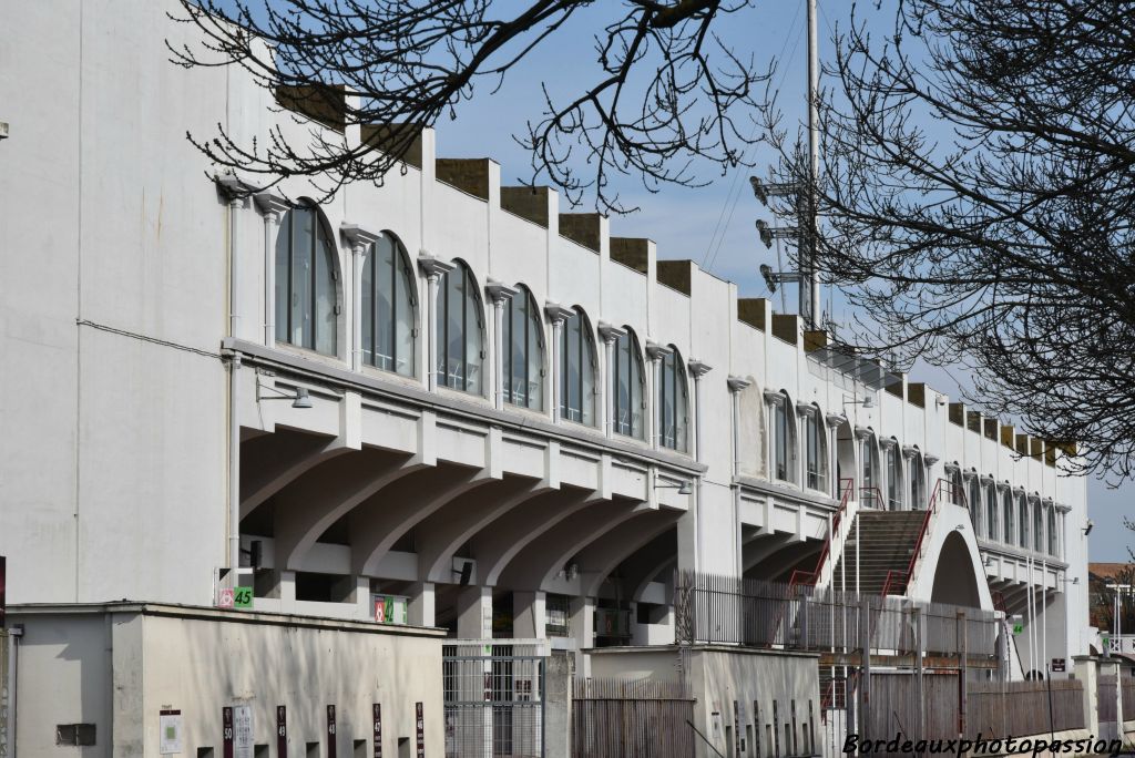 Les 2 tribunes fermées par la suite afin de  protéger les journalistes ou pour faire des loges pour les partenaires du club.