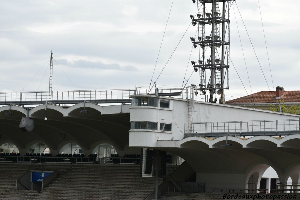 Exercice d'architecture pour rattraper les différences de hauteur des voûtes du virage avec celles de la tribune. Cette forme arrondie pour la guérite était très utilisée par les architectes de l'époque.