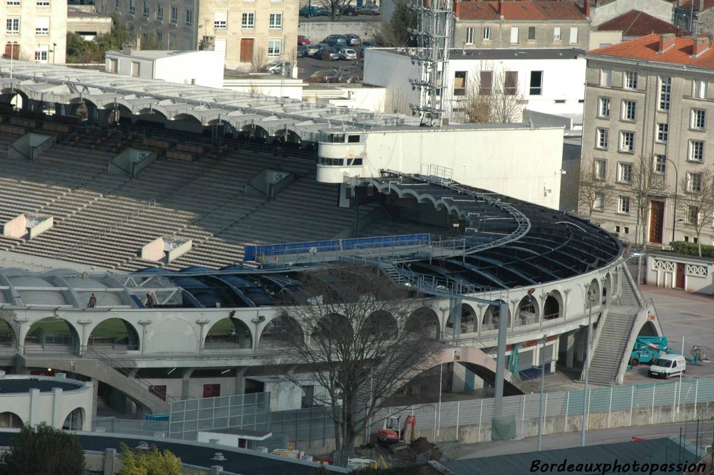 Pour réaliser ces voutains, il a fallu utilser la technique du voile de béton maîtrisé par les Italiens. C'est du béton injecté de force par air comprimé dans un caisson étanche.