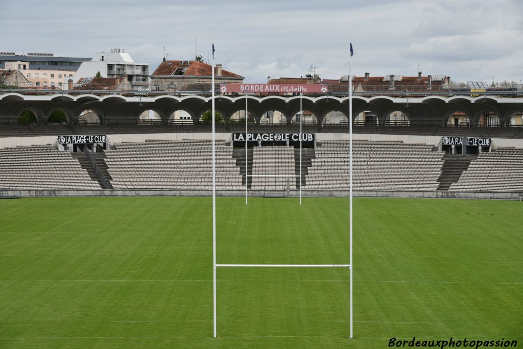 les poteaux de rugby sont en place.