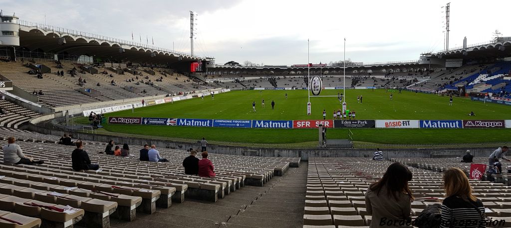 Les amateurs de ballon ovale arrivent petit à petit. Les 34 694 places assises ne seront pas utilisées aujourd'hui mais le public bordelais est un des plus assidus d'Europe.