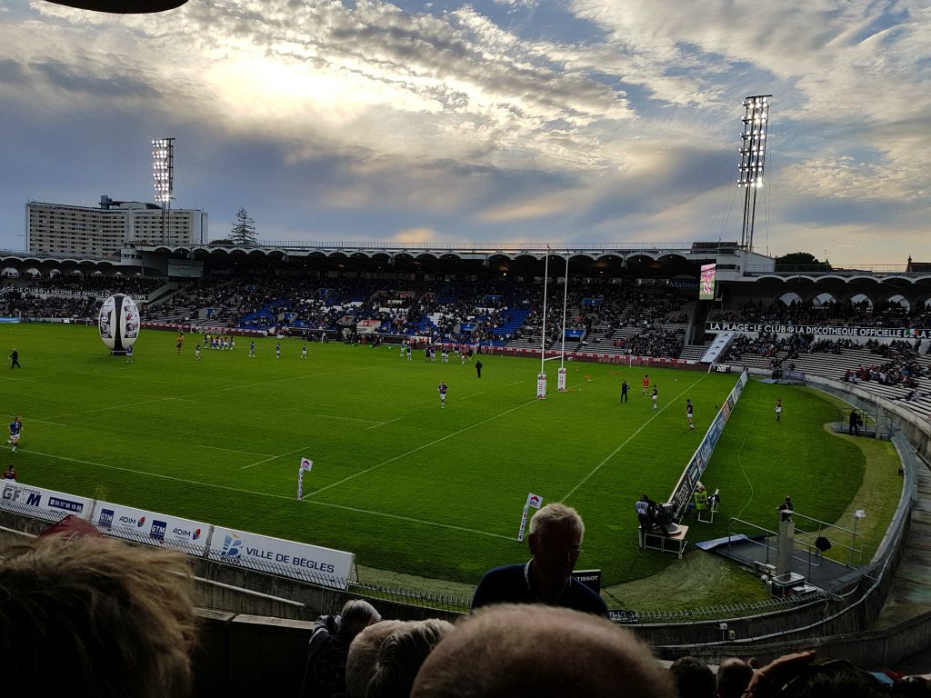 Encourager son équipe dans un des derniers stades de style moderniste existant, les spectateurs ne s'en soucient guère.  Mais s'ils reviennent toujours aussi nombreux c'est peut-être parce qu'ils sont attirés par la beauté de ce stade.