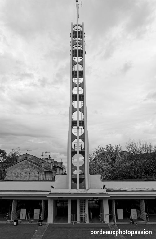 Le signal édifié dans l'avenue Maurice Martin par Raoul Jourde lui aurait été inspiré par le bouchon de radiateur de sa voiture.