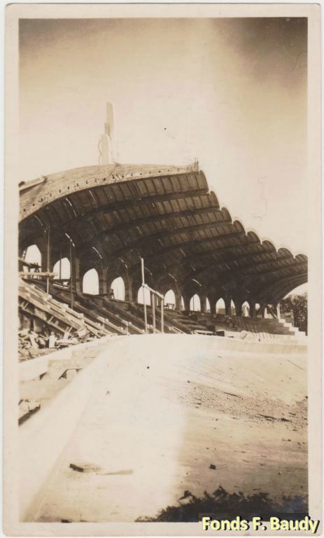 Construction des fameux voûtains qui feront de ce stade le premier stade au monde sans pilier. (photo Guy Pando)