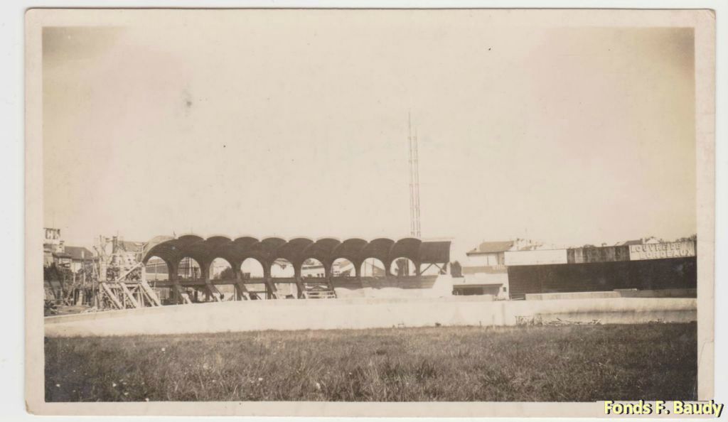 Construction sur l'ancien stade de Cyprien-Duprat dont on devine encore l'ancienne piste.(photo Guy Pando)