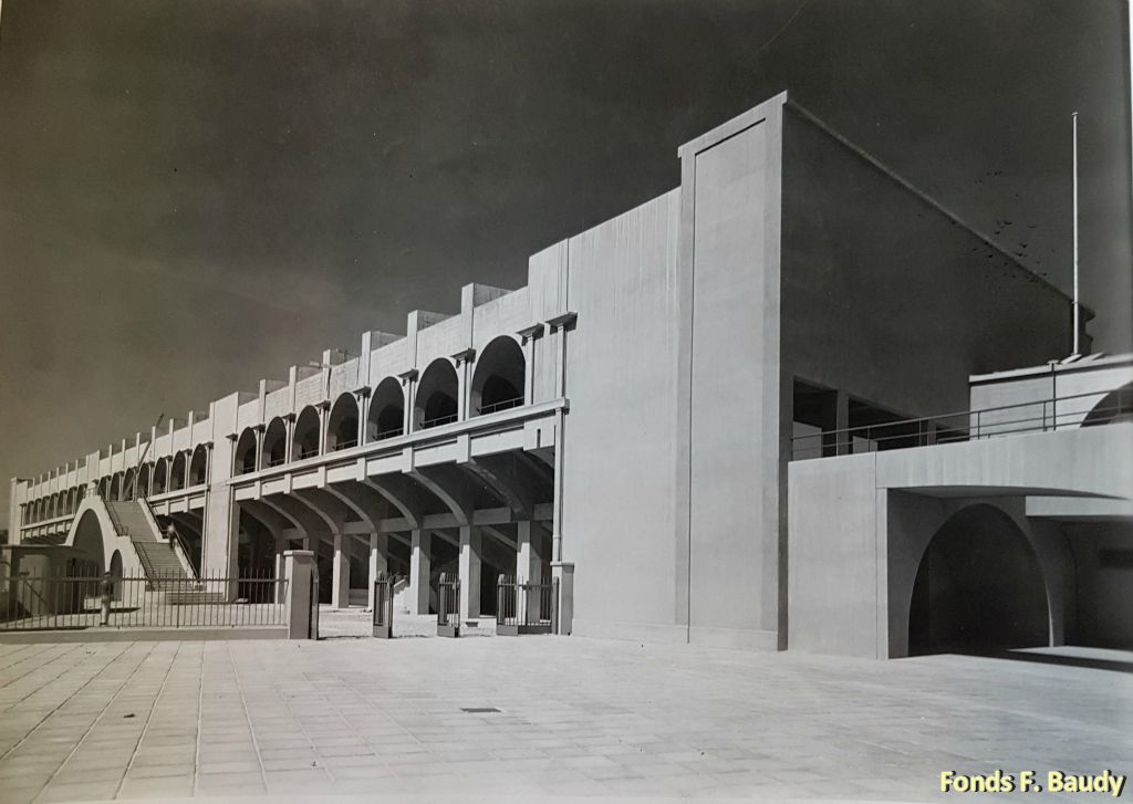 Jourde a utilisé abondament des arcades lombardes en haut des tribunes.