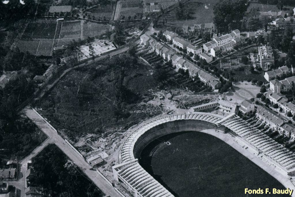 On remarquera sur cette photo qu'à l'arrière du stade-vélodrome en construction, le stade d'athlétisme n'existe pas encore. Sur la droite, on distingue le château de Lescure et  son parc réduit en surface, tout près de la place Johnston.
