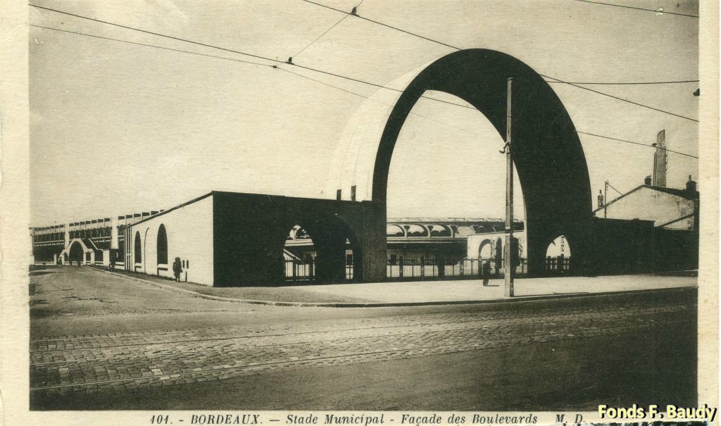 D'Wells décorera cette entrée par 4 vases du céramiste René Buthaud,  décoration non envisagée par Jourde qui veut construire un stade moderniste.