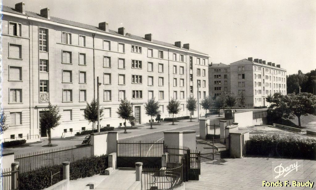 Côté est, une entrée spécifique aux coureurs cyclistes a permis aux Bordelais d'assister à de nombreuses arrivées du Tour de France. La cité ouvrière du parc des sports à l'arrière sera construite en 1949.