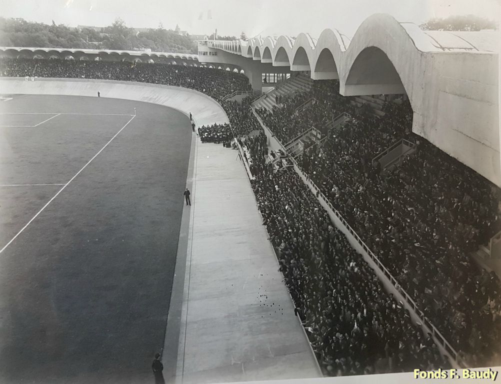 Une piste, un terrain de football et des passionnés.