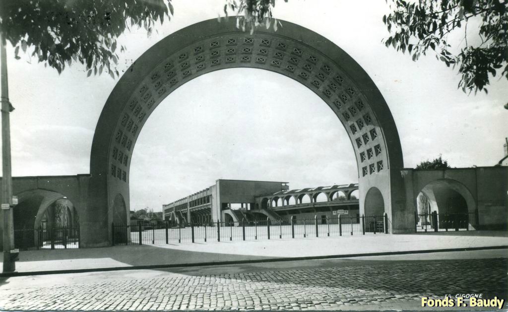 Pour accéder aux tribunes, Jourde avait dessiné des dégueuloirs qui ont été supprimés par D'Welles. On distingue les ponts vénitiens de d'Wells collés aux tribunes.