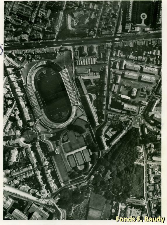 À gauche des stades, on aperçoit le lotissement autour de l'avenenue du parc de Lescure. De l'autre côté des boulevards, face au stade, les usines Saint-Marc placées sur le Peugue