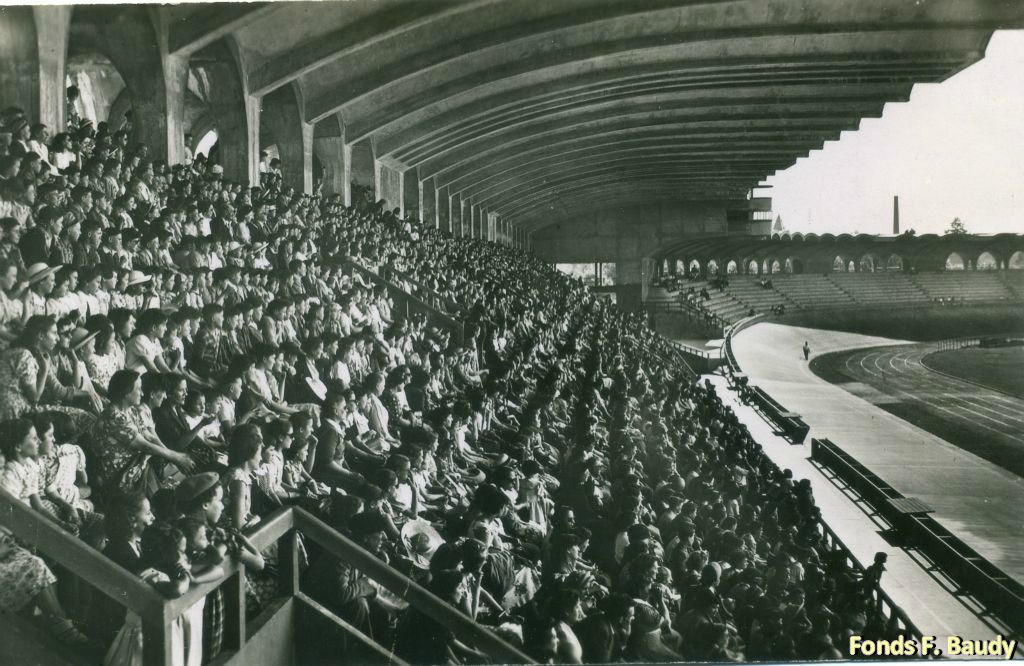 Ne pas avoir de poteaux de soutien des tribunes est une première mondiale à l'époque ! Attente de l'arrivée du Tour de France en 1959.