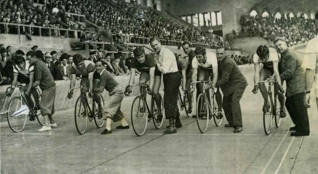 Départ d’une série de vitesse (avec 5 coureurs) : à gauche, les frères Verdeun (Robert debout tient son frère Maurice), juste après Christian Bannes. (Pour les autres je prends toute information). photo collection Charles Martineau