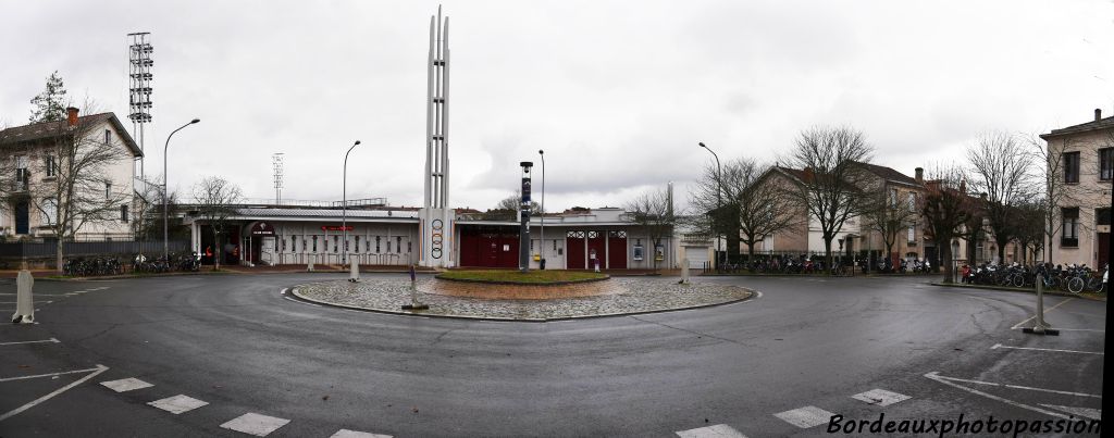 Par la place Johnston le spectateur peut accéder au stade Chaban-Delmas (à gauche), prendre son billet à la billeterie pour les matchs de rugby et de foot ou pénétrer dans le stade annexe multisports (à droite).