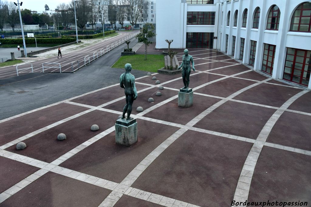 Le style de l'architecte-ingénieur se retrouve sur cette photo avec ses courbes et ses lignes droites et sa touche de rappel à l'Antiquité avec les statues.