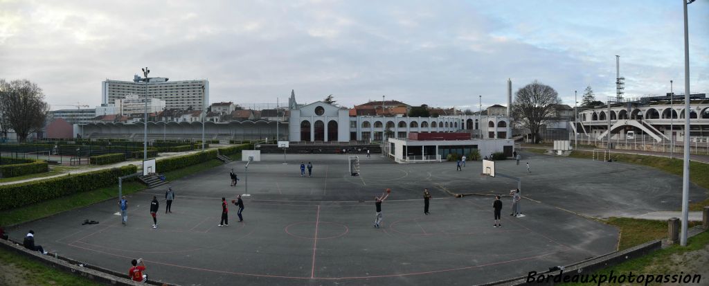 Sur les terrains de basket, un bâtiment a été construit pour recevoir les entreprises partenaires du club. Les sportifs peuvent se blesser... l'hôpital Pellegrin n'est pas très loin (à gauche).