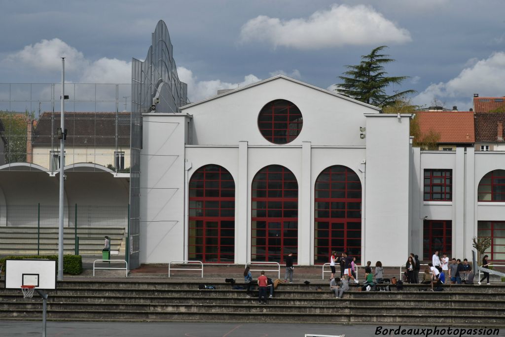 Avec ses formes géométriques, le gymnase en impose.