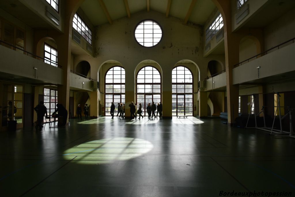 L'œil de bœuf au-dessus des trois ouvertures éclaire pleinement  la salle.