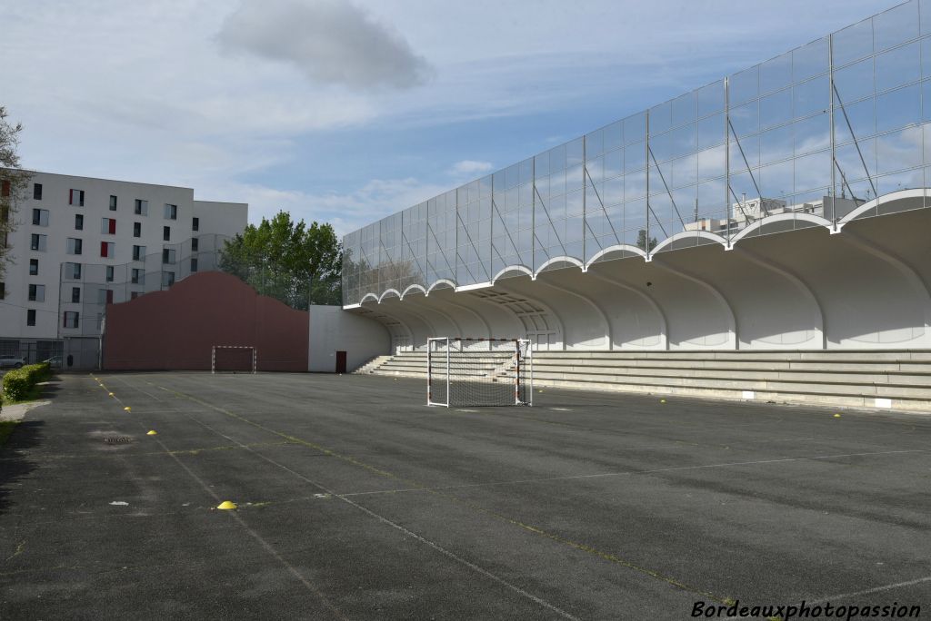 L'architecte a repris les voutains du stade voisin pour les petites tribunes du terrain de handball et des frontons de pelote basque.