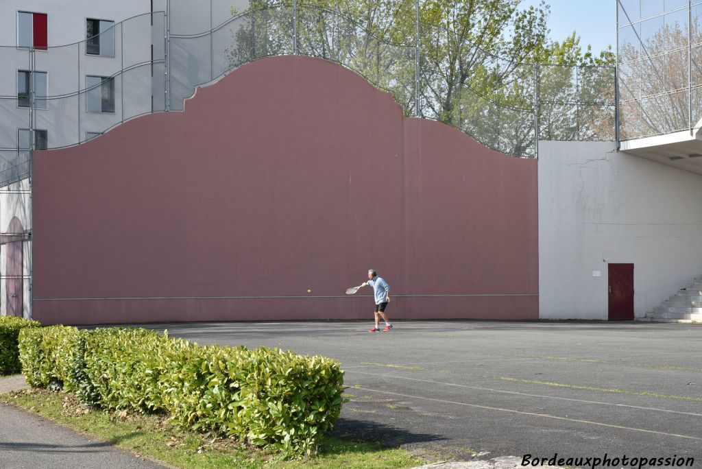 Pour bien identifier que c'est un stade du Sud-Ouest et pour satisfaire les nombreux Basques habitant Bordeaux.